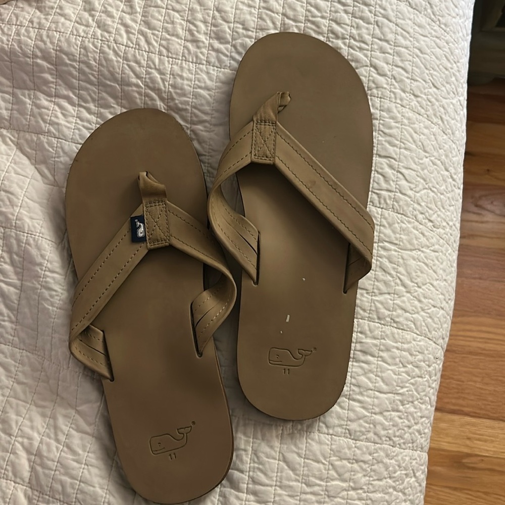 Vineyard vines men’s size 11 flip flops in tan.